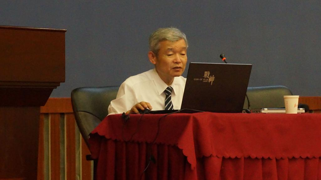 日本奈良科学技术研究所Hiroshi DAIMON(大门宽)和Hattori KEN(服部贤)教授为我院师生做学术报告材料科学与工程学院